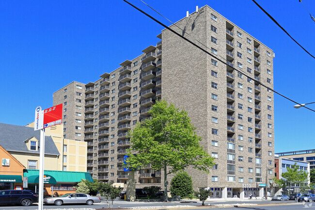 8200 wisconsin ave